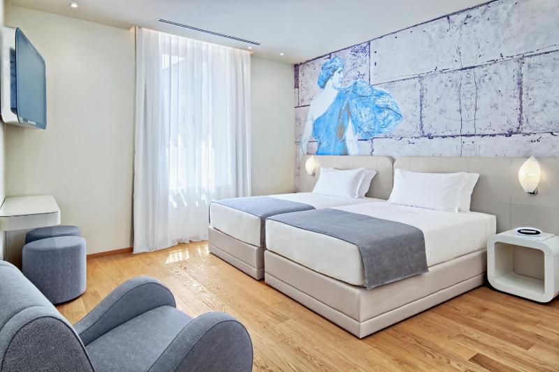 Deluxe Double or Twin Room image 4