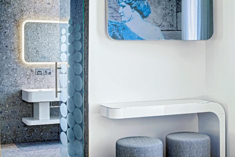 Deluxe Double or Twin Room image 3
