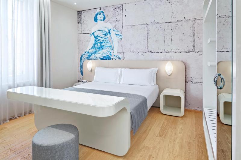 Standard Double Room image 4