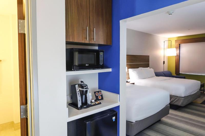 Suite with Two Queen Beds image 2