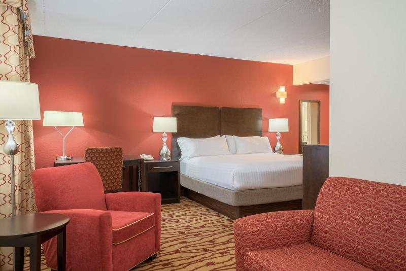 Standard King Room image 4
