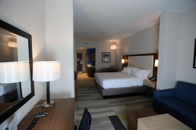 King Suite - Non-Smoking image 3