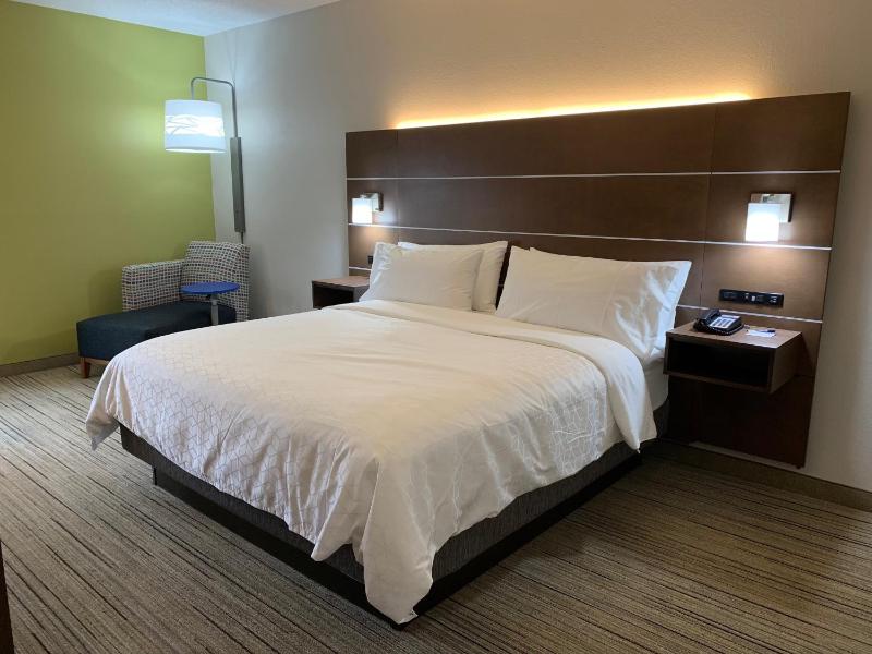 Standard King Room image 3