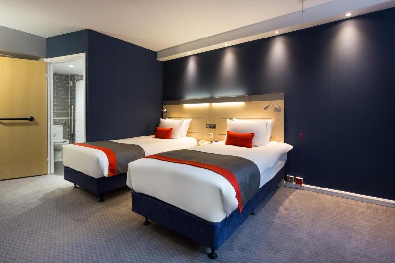 Standard Twin Room with Free Hot Breakfast - Accessible image 3