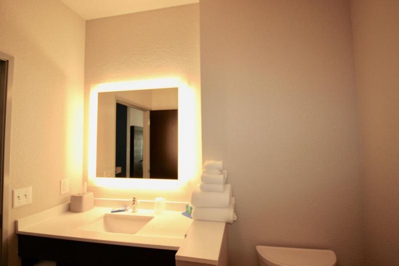 Standard Queen Room with Two Queen Beds image 2