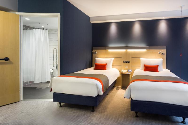 Standard Twin Room with Free Hot Breakfast - Accessible image 4