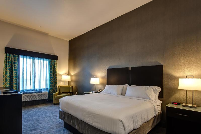 Standard King Room image 2