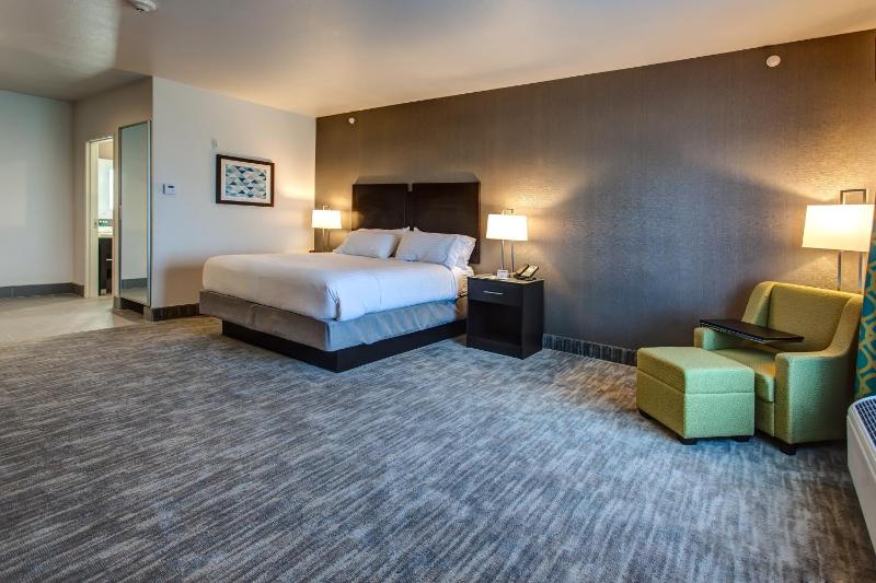 Standard King Room image 2