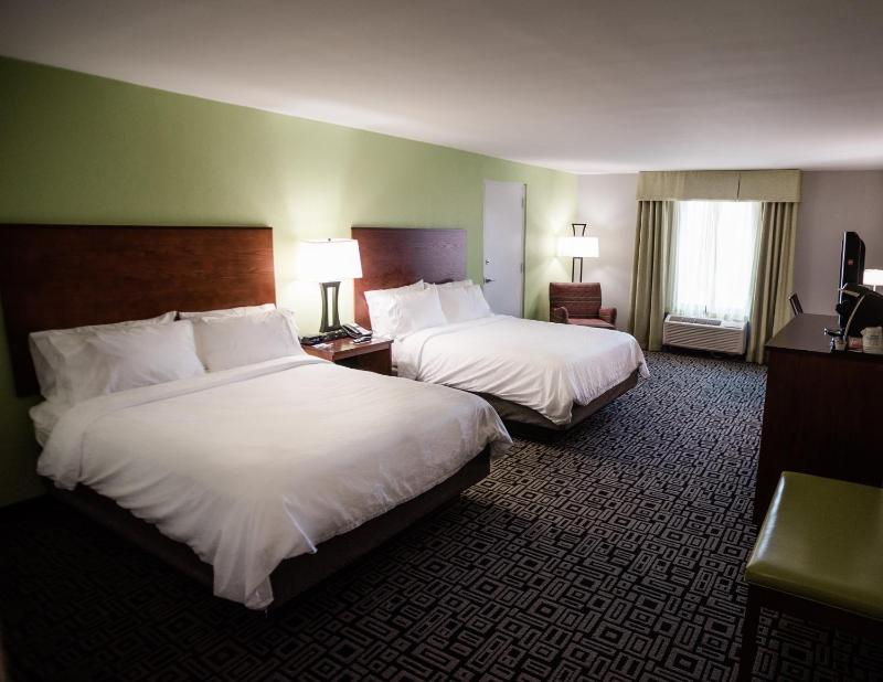 Standard Queen Room with Two Queen Beds image 2