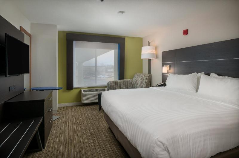 Standard King Room image 2