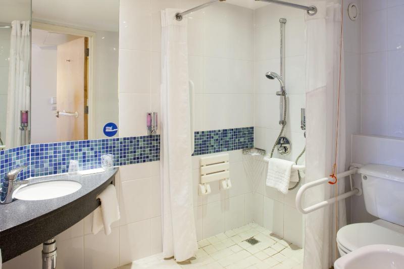 Double Room with Free Hot Breakfast - Accessible image 2