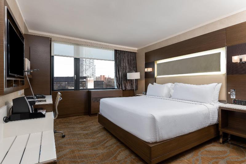 Standard King Room image 3