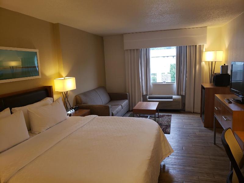 Standard King Room image 3