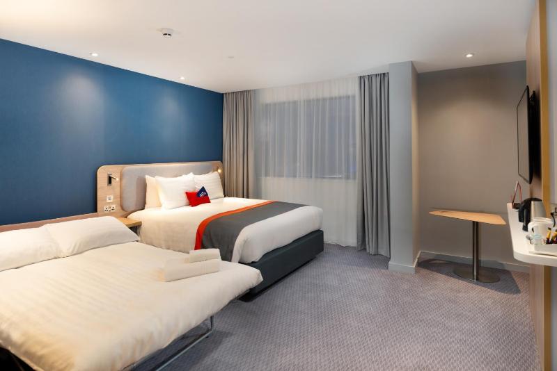 Standard Double Room with Single Sofa Bed and Free Hot Breakfast image 1
