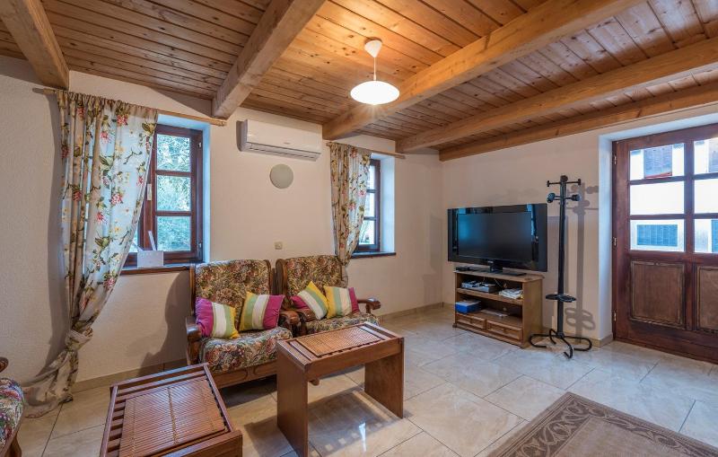 Apartment Paulina in a Stone House - image 12
