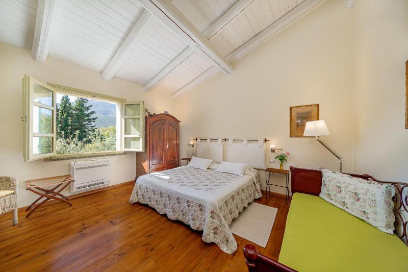 Classic Double Room image 4