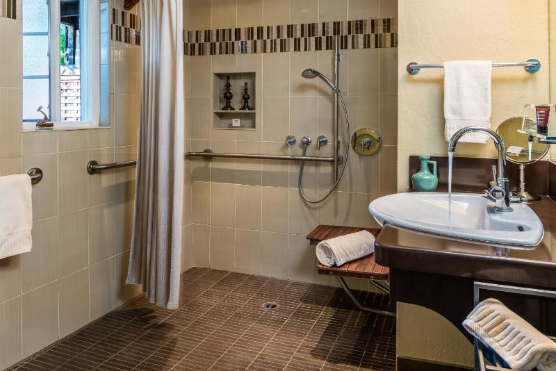 Queen Room - Disability Access image 3