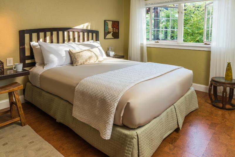 Queen Room - Disability Access image 2