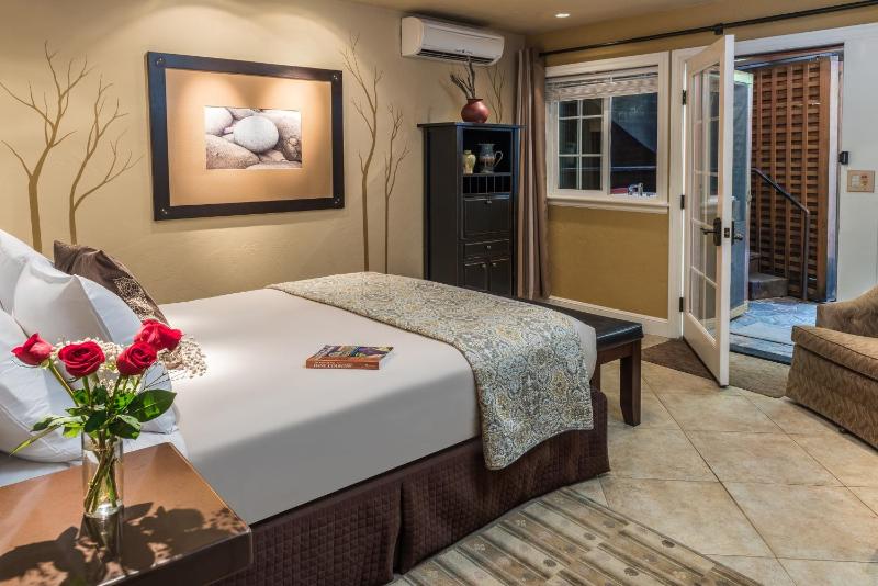 King Room with Garden View image 2
