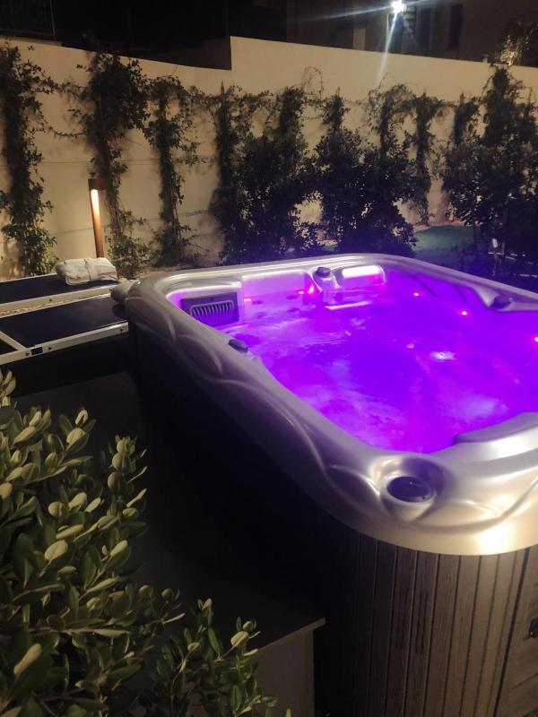 Junior Suite with Hot Tub image 3