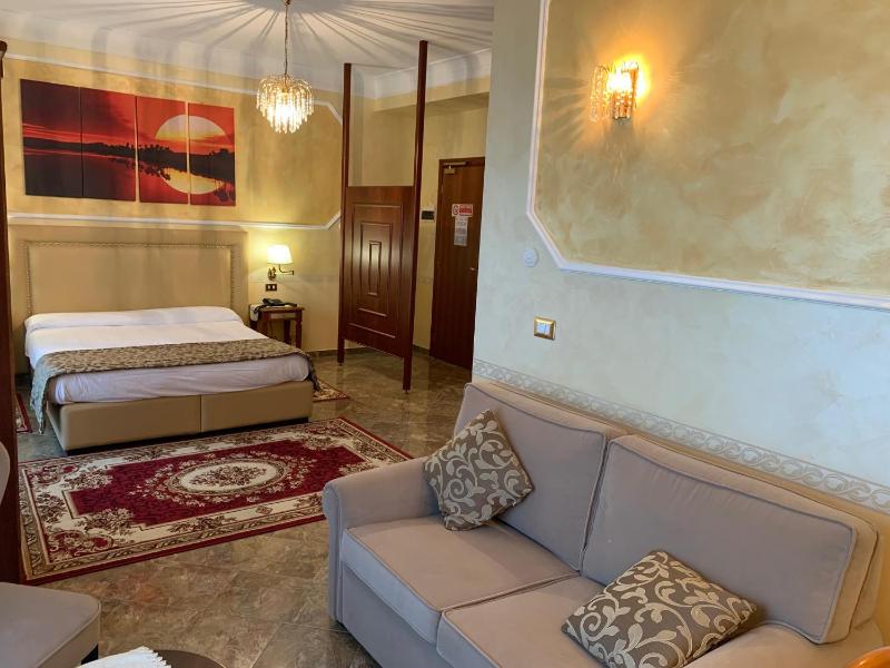 Deluxe Double Room image 2