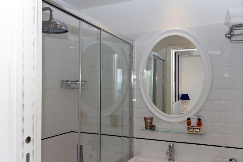 Deluxe Double Room with Sea View and Hot Tub image 2