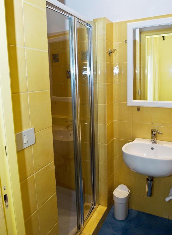 Economy Triple Room with City View image 2