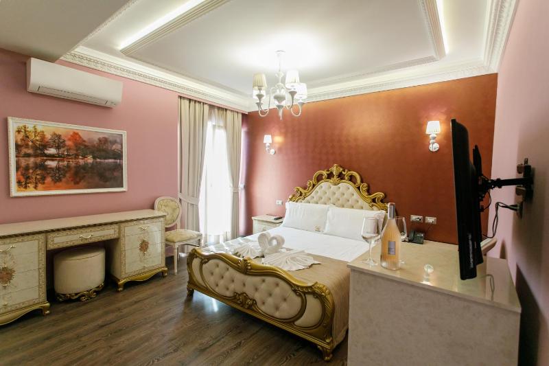 Junior Suite with Balcony image 2