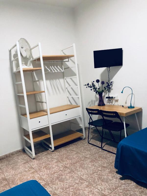 Twin Room with Shared Bathroom image 4