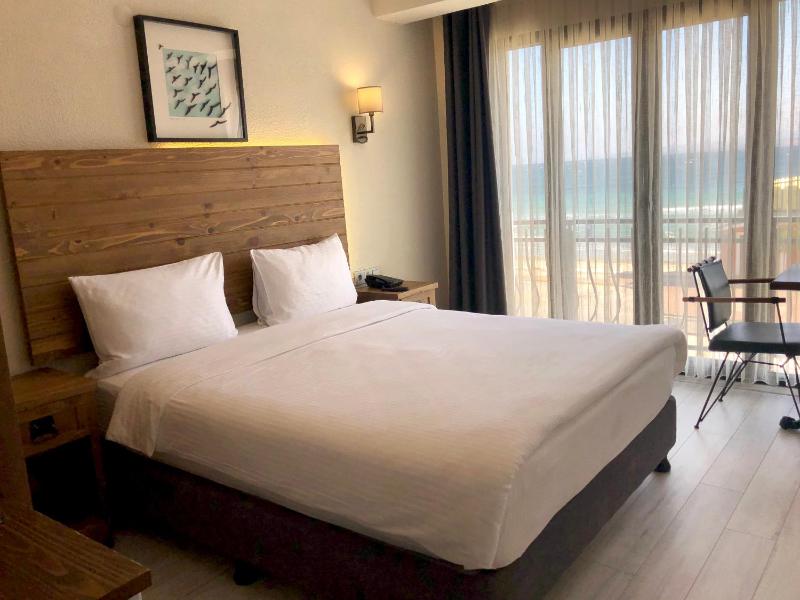 Double Room with Sea View image 4