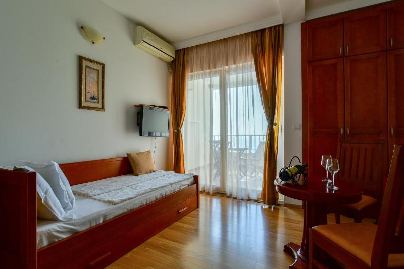 Studio with Balcony and Sea View (3 Adults) image 4