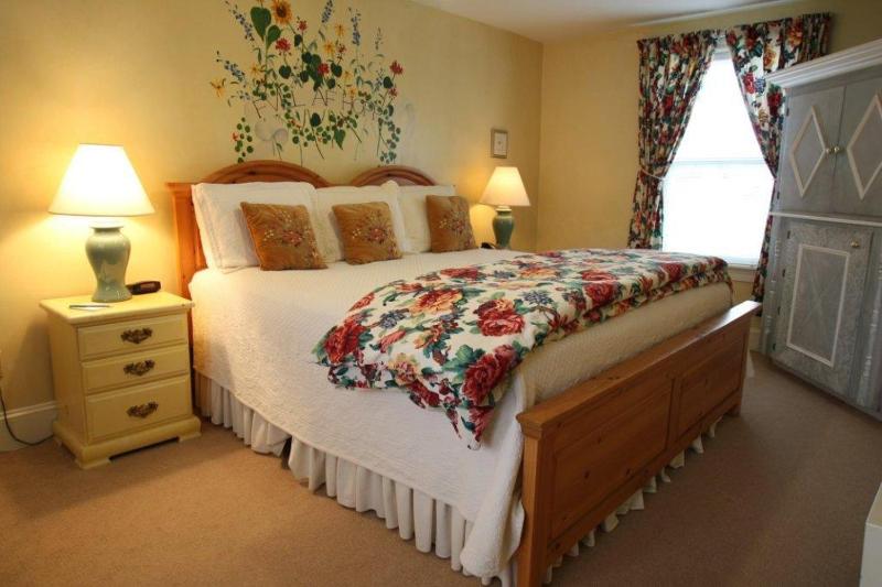 Standard Queen Room image 3