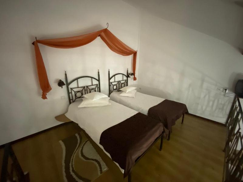 Standard Twin Room image 4