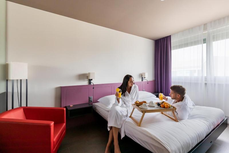 Double or Twin Room image 4