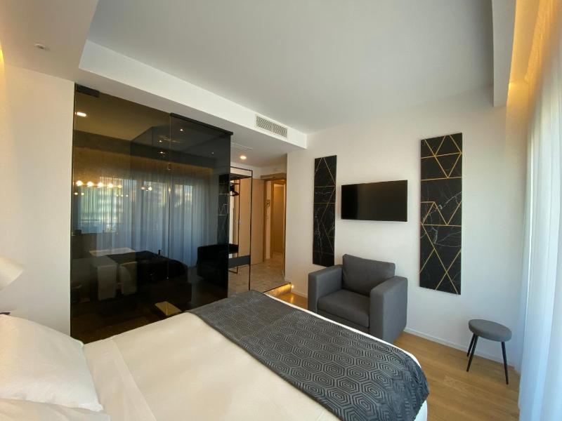 Deluxe Double Room with Balcony image 3