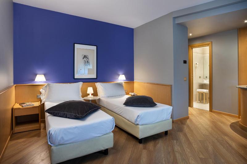 Superior Twin Room image 3