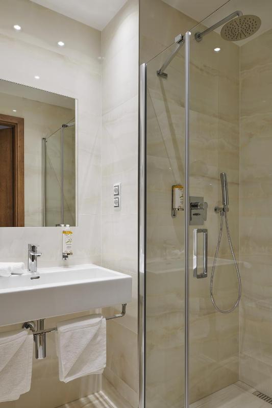 Standard Double or Twin Room image 3