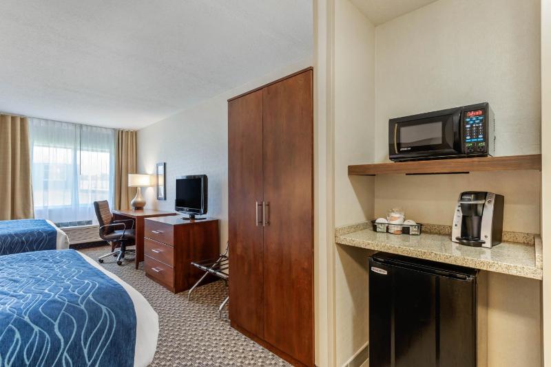 Queen Room with Two Queen Beds - Non-Smoking image 3