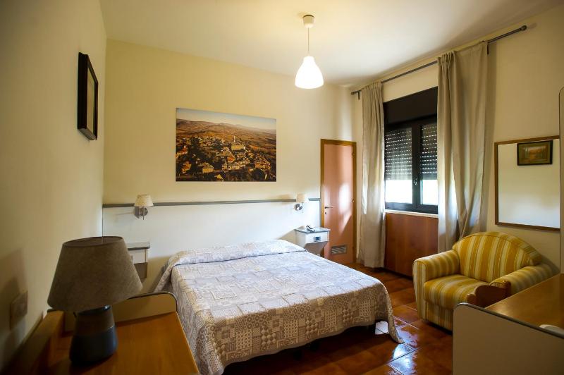 Twin Room image 3