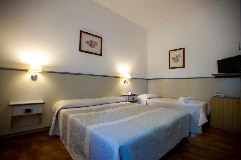 Twin Room image 2