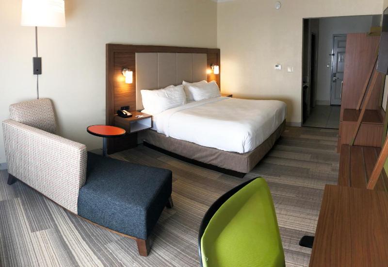 Standard King Room image 2
