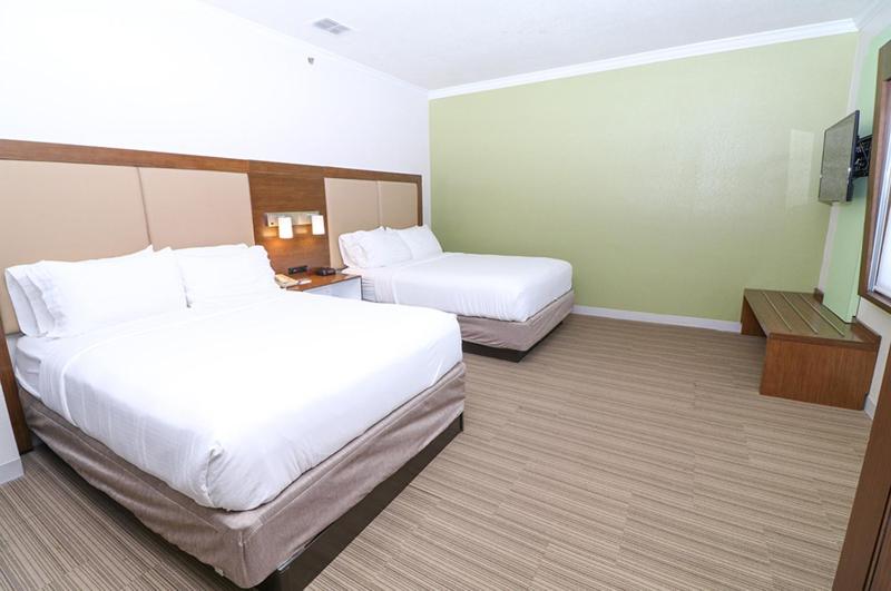 Standard Room with Two Queen Beds image 2