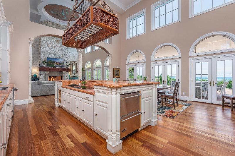 17500sqft PRIVATE ESTATE IndoorPool HotTub BIG LAKEVIEW Tennis Court Theater SDC - image 3