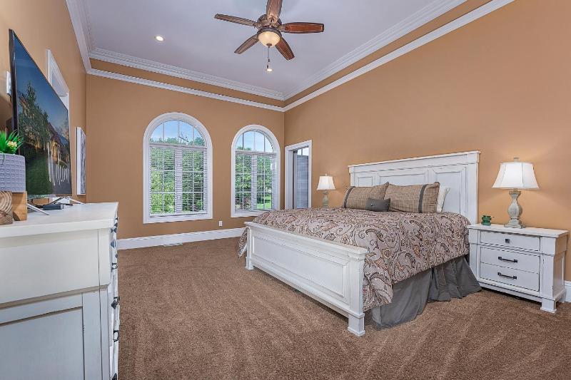 17500sqft PRIVATE ESTATE IndoorPool HotTub BIG LAKEVIEW Tennis Court Theater SDC - image 7