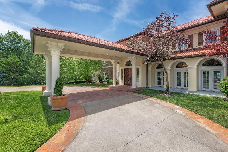 17500sqft PRIVATE ESTATE IndoorPool HotTub BIG LAKEVIEW Tennis Court Theater SDC - image 36