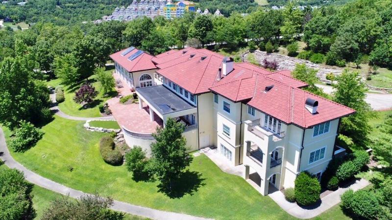 17500sqft PRIVATE ESTATE IndoorPool HotTub BIG LAKEVIEW Tennis Court Theater SDC - image 15