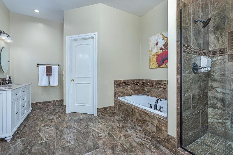 17500sqft PRIVATE ESTATE IndoorPool HotTub BIG LAKEVIEW Tennis Court Theater SDC - image 31