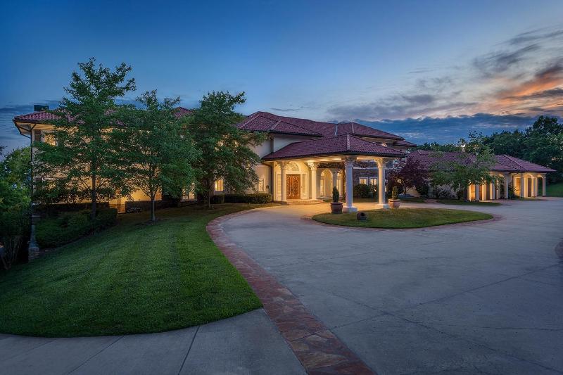 17500sqft PRIVATE ESTATE IndoorPool HotTub BIG LAKEVIEW Tennis Court Theater SDC - image 29