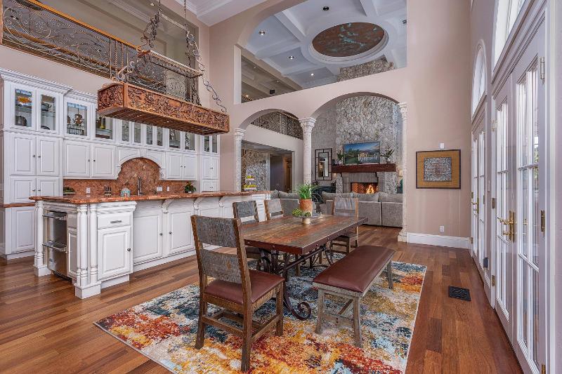 17500sqft PRIVATE ESTATE IndoorPool HotTub BIG LAKEVIEW Tennis Court Theater SDC - image 13