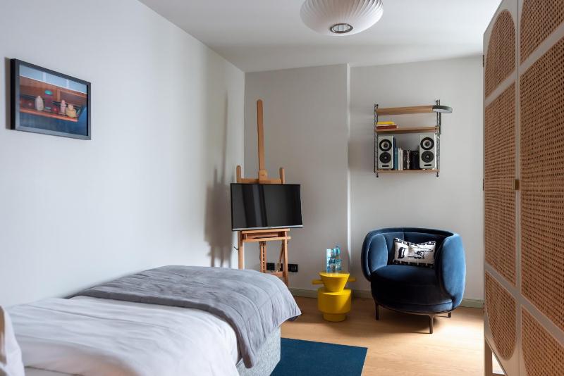 Single Room image 3